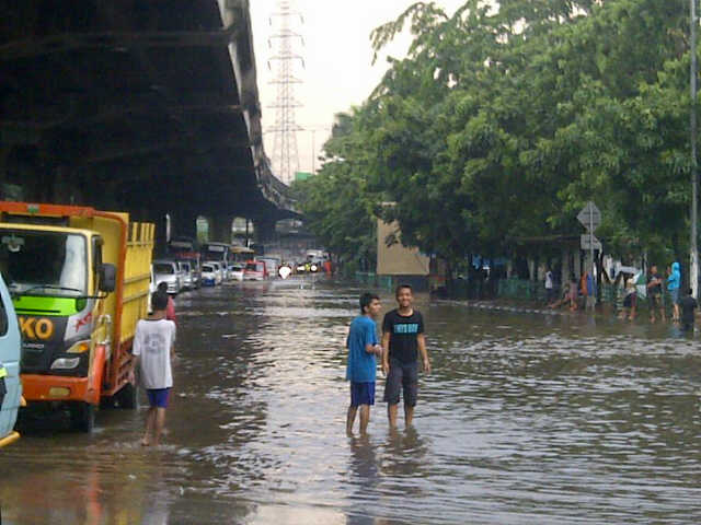 Banjir di kebon nanas Jaktim   tak bisa dilintasi kendaraan